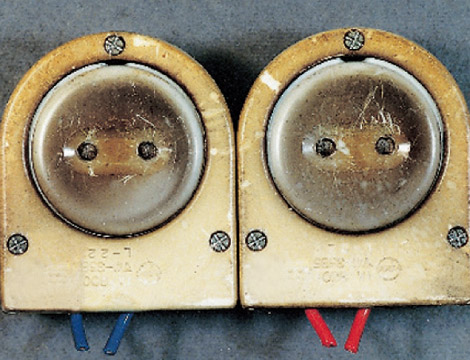 写真：熱劣化で変色したソケット